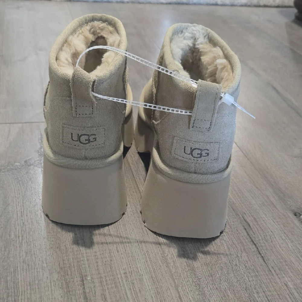 UGG Women Block Platform Boots New W/O Tag - Picture 2 of 3